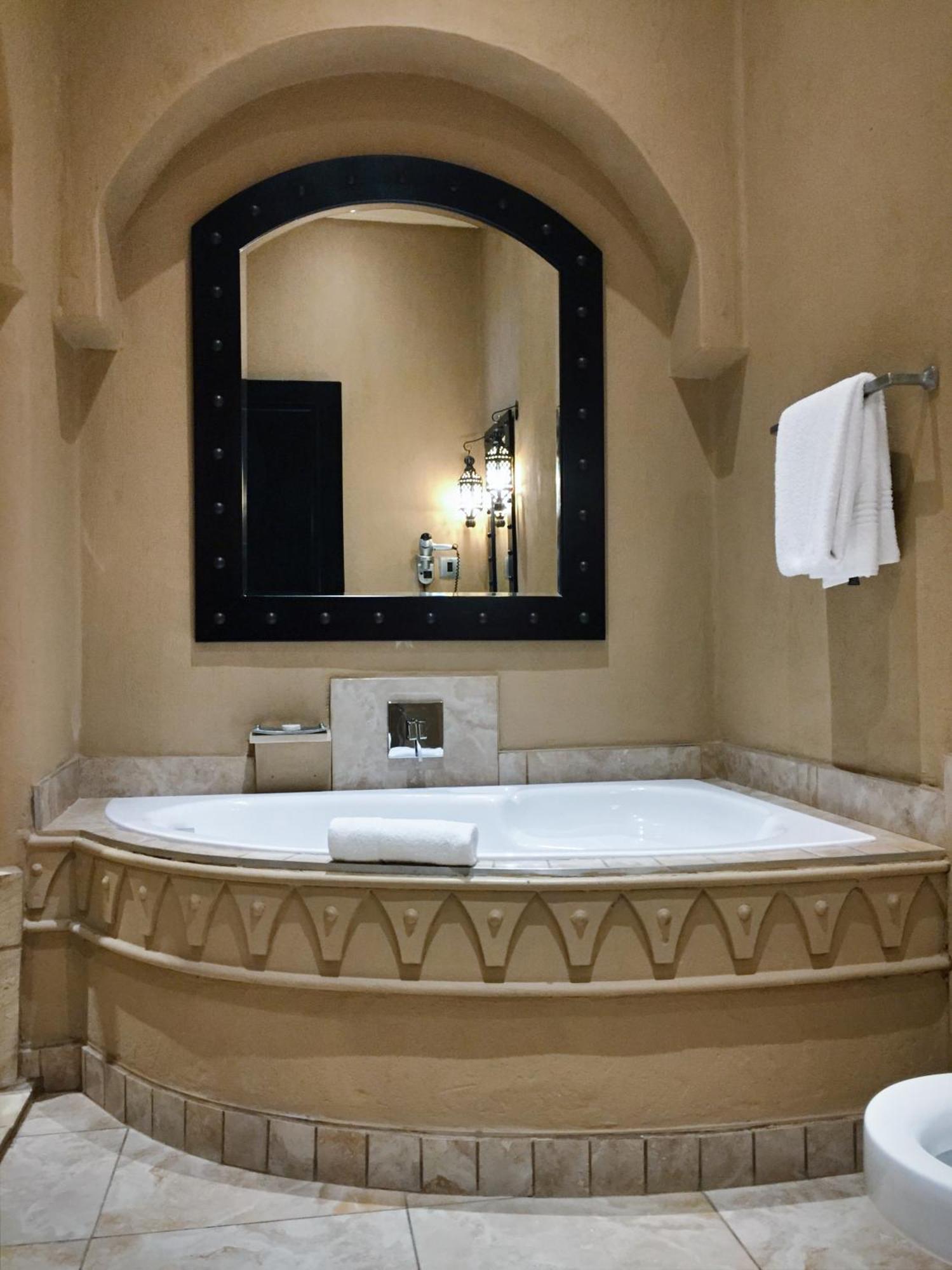 Royal Elephant Hotel & Conference Centre 켄투리온 외부 사진