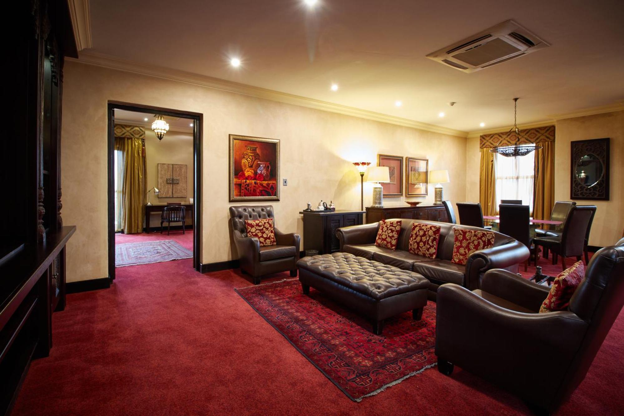 Royal Elephant Hotel & Conference Centre 켄투리온 외부 사진