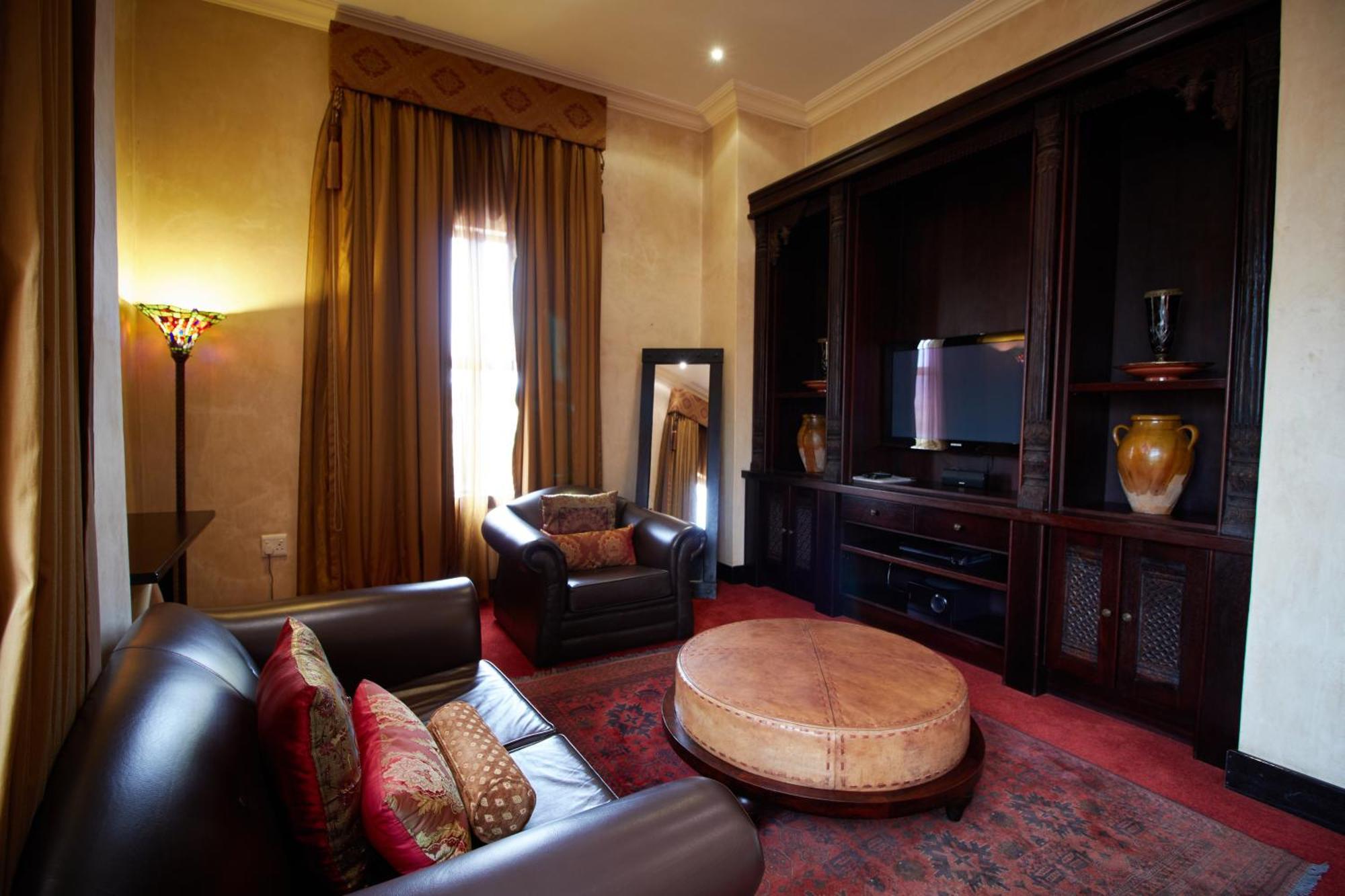 Royal Elephant Hotel & Conference Centre 켄투리온 외부 사진